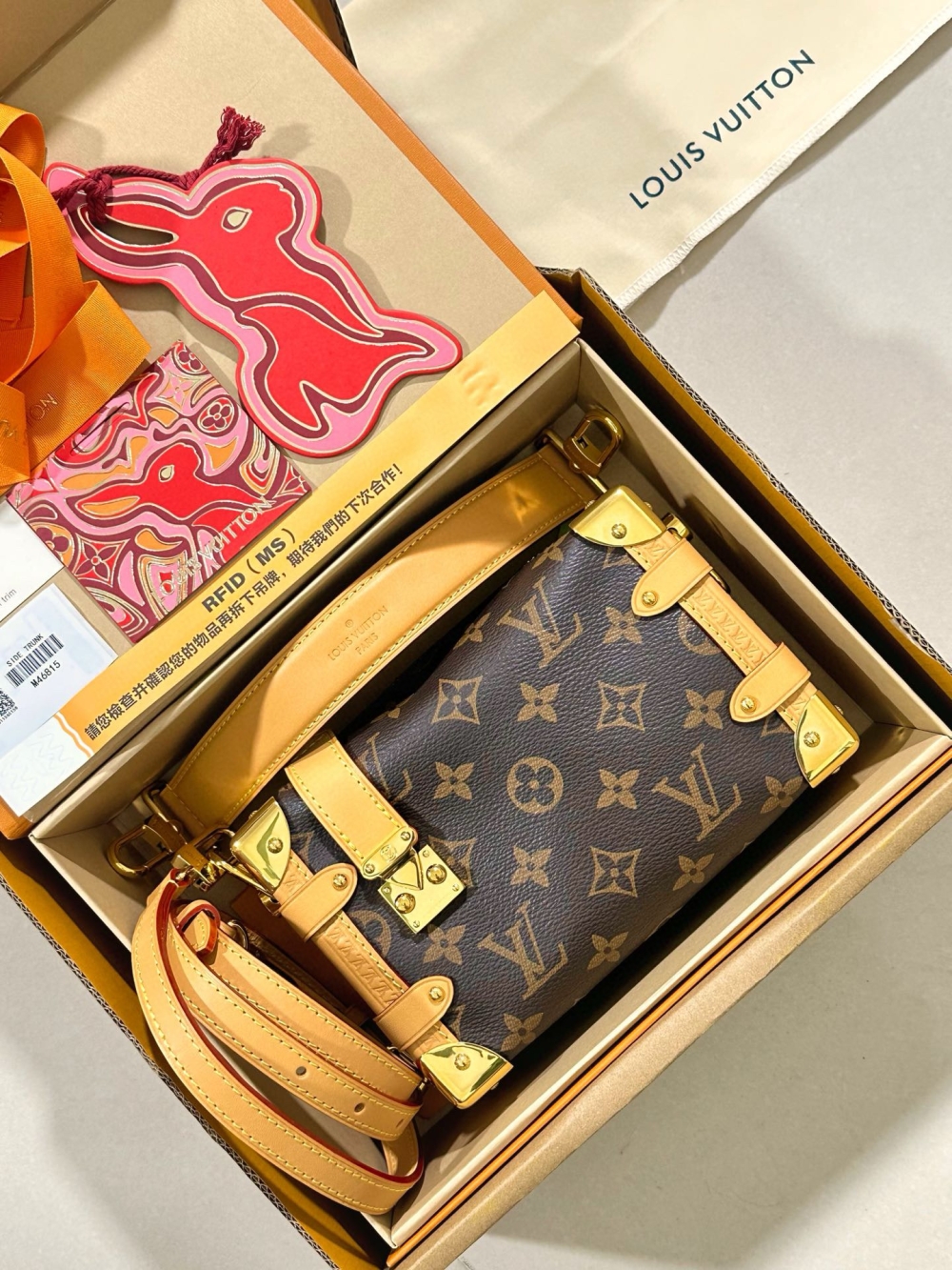 lv女包經典款圖片及價格 巴林 Bahrain LOUIS VUITTON SIDE TRUNK 小號手袋 M46815